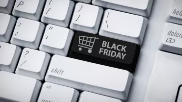 teclado de computador branco, mas a tecla enter foi substituida por uma tecla preta onde lemos 'black friday'