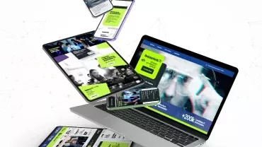 Tela de laptop e celulares exibindo sites modernos.