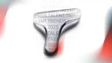 Um T transparente com Talent Trends 2025 ampliado com um fundo azul e branco desfocado