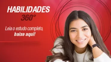 Imagem com fundo vermelho e texto 'Habilidades 360°'. Pessoa sorrindo apoiada em um travesseiro branco.