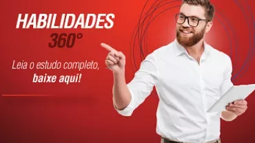 Pessoa de óculos segurando tablet e apontando à frente em fundo vermelho.