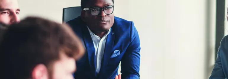 Pessoa em reunião, usando um blazer azul.