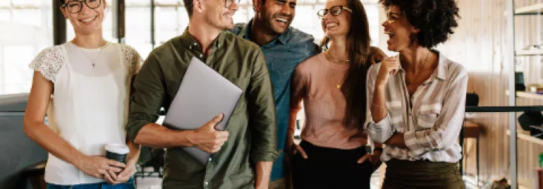 Grupo de jovens profissionais dentro de ambiente de trabalho representando empresa para artigo sobre Page Interim