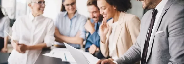 Equipe de profissionais colaborando em um escritório moderno.